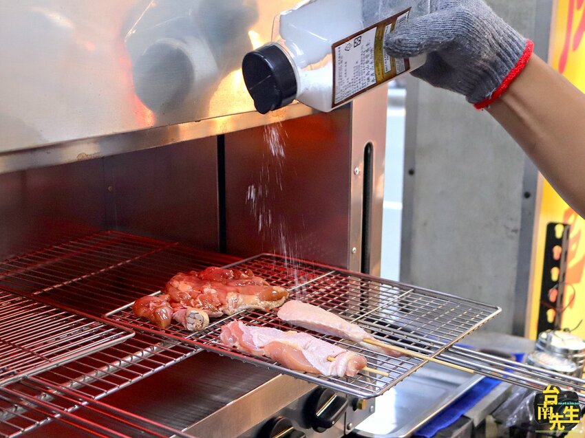 台南串燒/和緯黃昏市場入口處低調小攤/馬自達汽車正對面/1人作業現點現烤/自製麻辣醬無添加化學香料/限量供應晚來吃不到