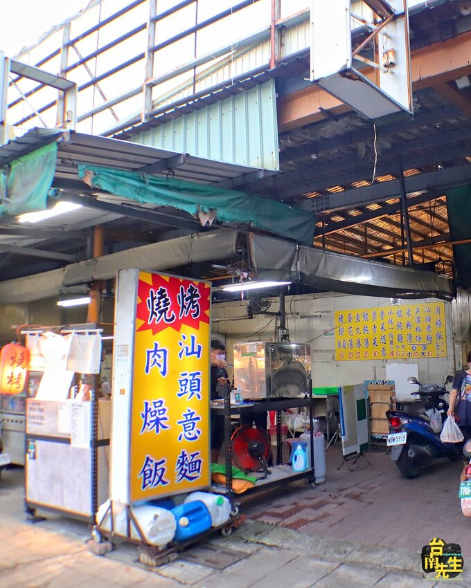 台南串燒/和緯黃昏市場入口處低調小攤/馬自達汽車正對面/1人作業現點現烤/自製麻辣醬無添加化學香料/限量供應晚來吃不到