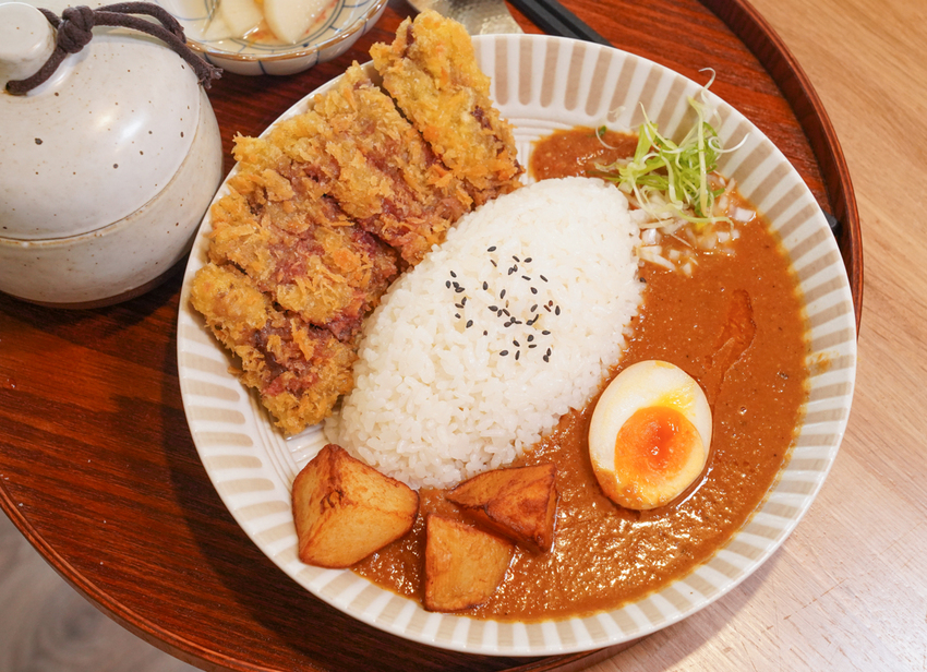 [高雄]龝田熟成咖哩-迷人日式老宿舍變身復古日式咖哩店!廣西桂林聚落超夯美食 @美食好芃友