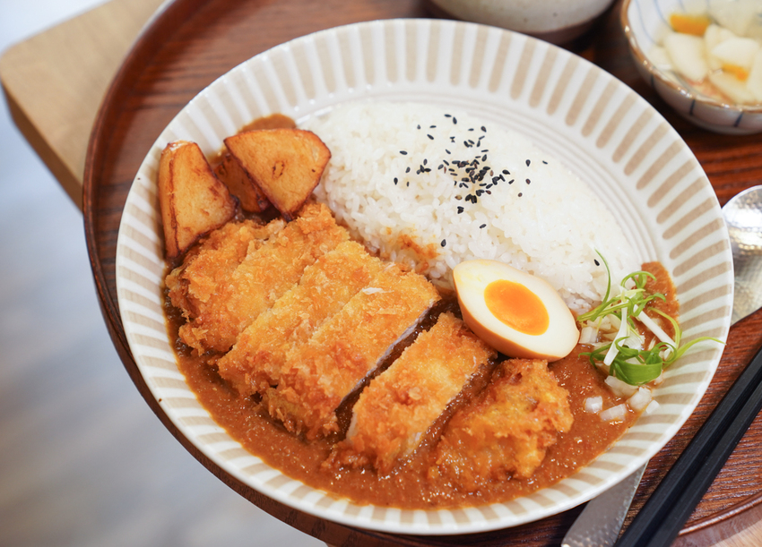 [高雄]龝田熟成咖哩-迷人日式老宿舍變身復古日式咖哩店!廣西桂林聚落超夯美食 @美食好芃友