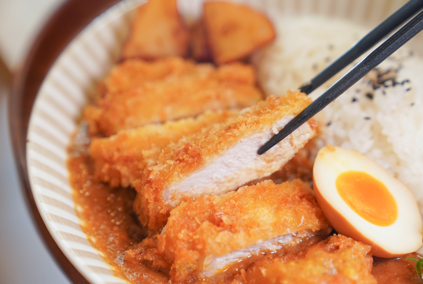 [高雄]龝田熟成咖哩-迷人日式老宿舍變身復古日式咖哩店!廣西桂林聚落超夯美食 @美食好芃友