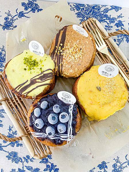 (台北車站美食)捲捲人生 北車大廳排隊美食伴手禮推薦 肉桂奶油捲 多種口味會選擇障礙 每顆超大滿滿的淋醬邪惡好吃