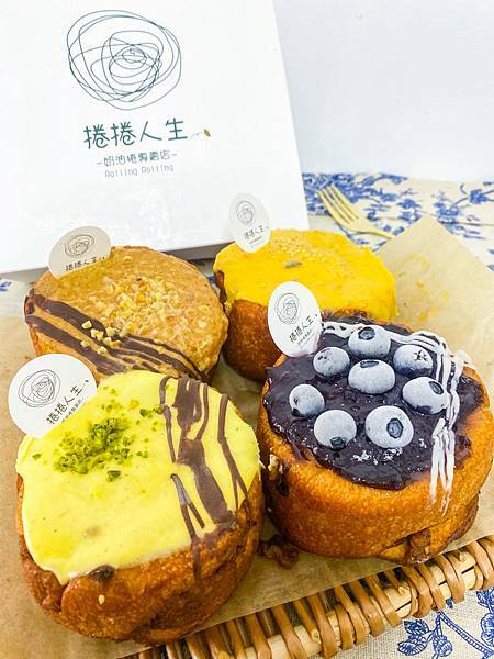 (台北車站美食)捲捲人生 北車大廳排隊美食伴手禮推薦 肉桂奶油捲 多種口味會選擇障礙 每顆超大滿滿的淋醬邪惡好吃