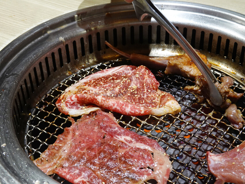 新北市永和區新北永和—有之和牛 鍋物放題｜千元澳洲和牛吃到飽 還有近百種自助吧任你吃｜頂溪、永和耕莘醫院