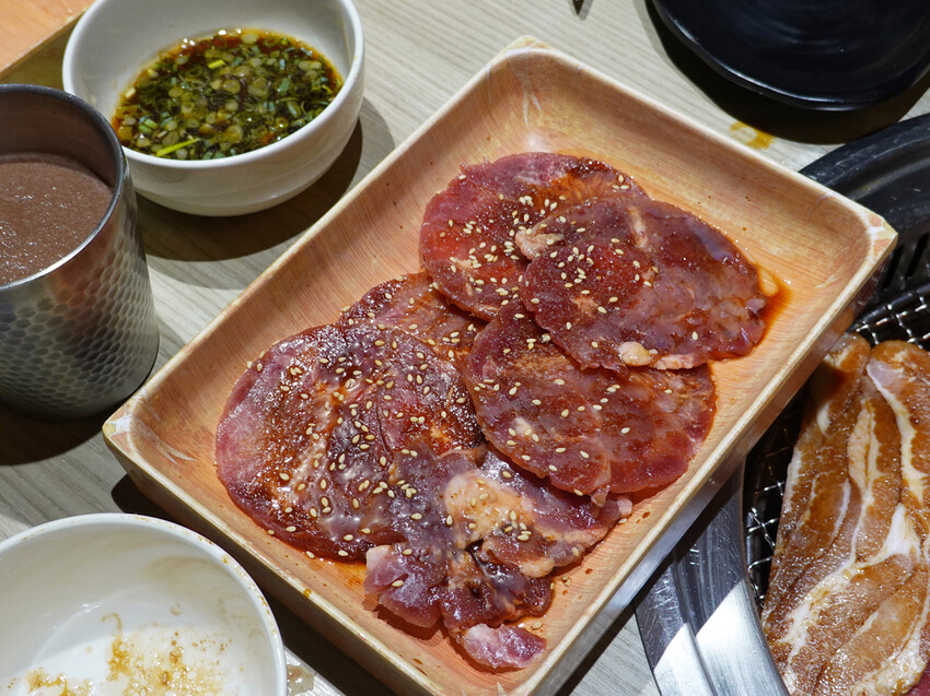 新北市永和區新北永和—有之和牛 鍋物放題｜千元澳洲和牛吃到飽 還有近百種自助吧任你吃｜頂溪、永和耕莘醫院