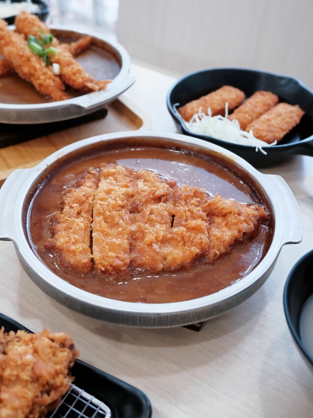 [台中北區] 京厚屋｜一中商圈高cp值日式炸豬排定食專賣｜限量京厚雞白湯、關東煮、飲品、霜淇淋自助吧吃到飽｜3種小菜隨意吃｜內附完整菜單 - 萍姐愛分享