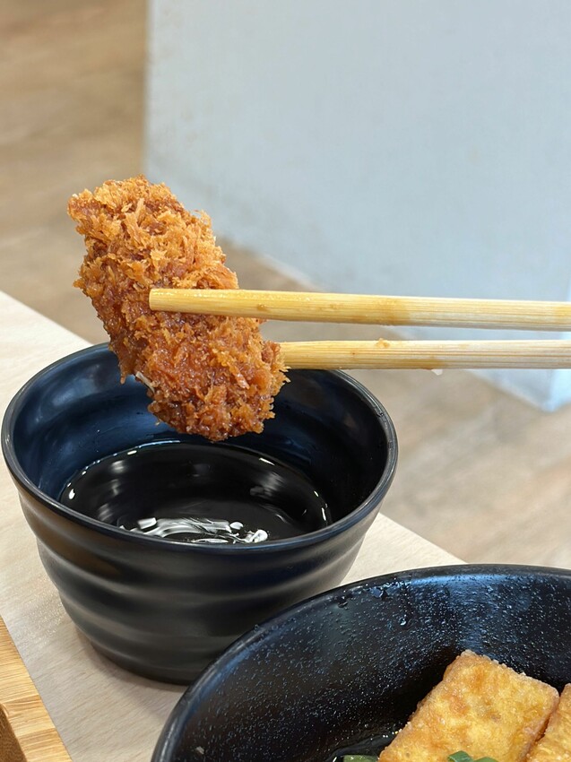 [台中北區] 京厚屋｜一中商圈高cp值日式炸豬排定食專賣｜限量京厚雞白湯、關東煮、飲品、霜淇淋自助吧吃到飽｜3種小菜隨意吃｜內附完整菜單 - 萍姐愛分享