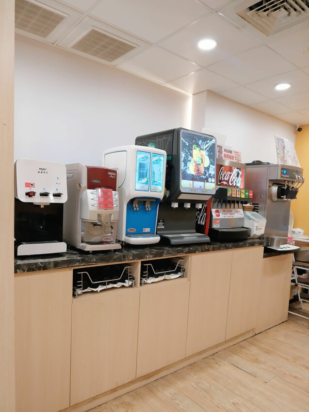 [台中北區] 京厚屋｜一中商圈高cp值日式炸豬排定食專賣｜限量京厚雞白湯、關東煮、飲品、霜淇淋自助吧吃到飽｜3種小菜隨意吃｜內附完整菜單 - 萍姐愛分享