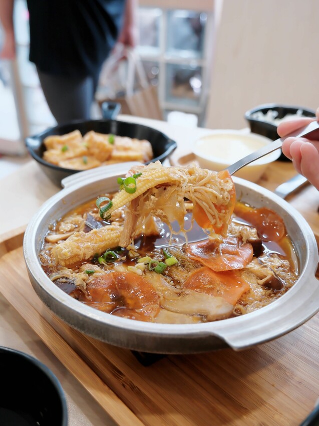 [台中北區] 京厚屋｜一中商圈高cp值日式炸豬排定食專賣｜限量京厚雞白湯、關東煮、飲品、霜淇淋自助吧吃到飽｜3種小菜隨意吃｜內附完整菜單 - 萍姐愛分享