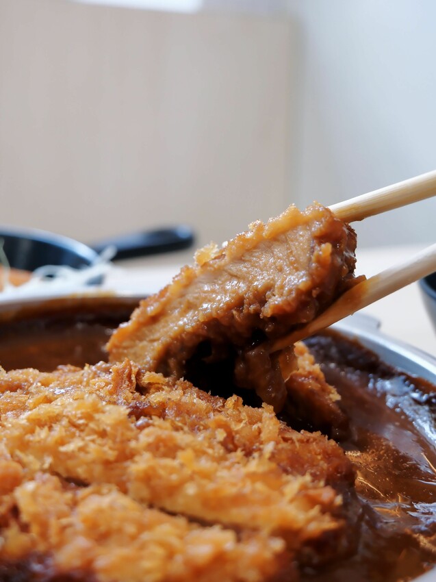 [台中北區] 京厚屋｜一中商圈高cp值日式炸豬排定食專賣｜限量京厚雞白湯、關東煮、飲品、霜淇淋自助吧吃到飽｜3種小菜隨意吃｜內附完整菜單 - 萍姐愛分享