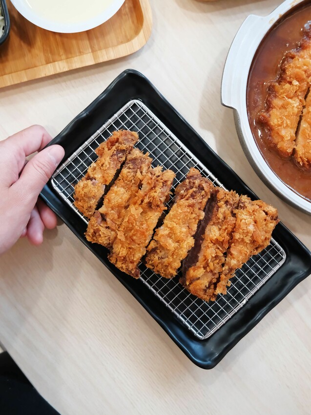 [台中北區] 京厚屋｜一中商圈高cp值日式炸豬排定食專賣｜限量京厚雞白湯、關東煮、飲品、霜淇淋自助吧吃到飽｜3種小菜隨意吃｜內附完整菜單 - 萍姐愛分享