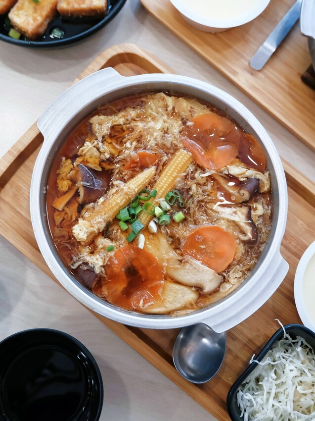 [台中北區] 京厚屋｜一中商圈高cp值日式炸豬排定食專賣｜限量京厚雞白湯、關東煮、飲品、霜淇淋自助吧吃到飽｜3種小菜隨意吃｜內附完整菜單 - 萍姐愛分享