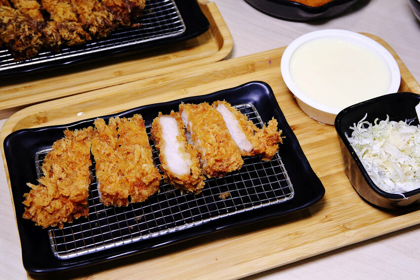 京厚屋-台中一中店，一中商圈高CP值日式炸豬排定食專賣，自助