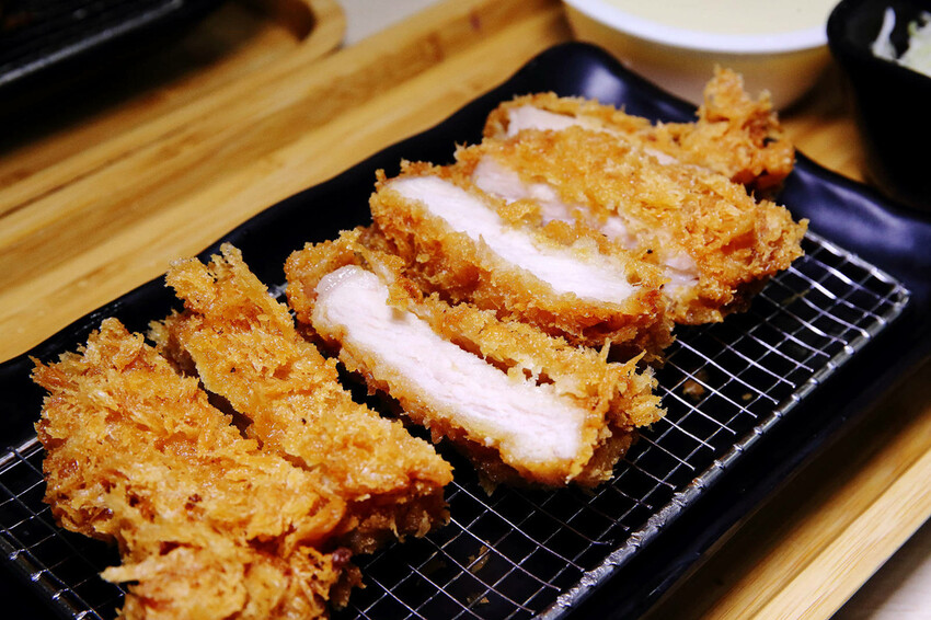 京厚屋-台中一中店，一中商圈高CP值日式炸豬排定食專賣，自助
