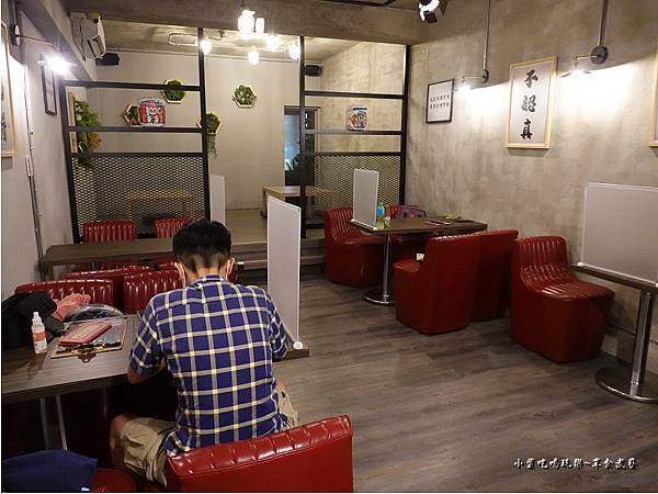 二樓用餐區-渣女和牛燒肉燥飯餐酒館 (1).jpg