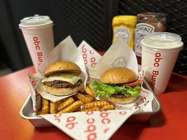 台南美式復古漢堡「ABC Burger」辣肉醬牛肉堡與地瓜薯條超誘人。