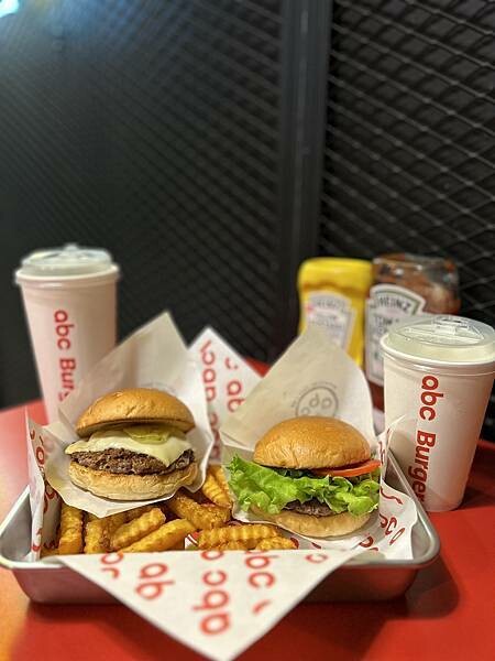 台南美式復古漢堡「ABC Burger」辣肉醬牛肉堡與地瓜薯條超誘人。