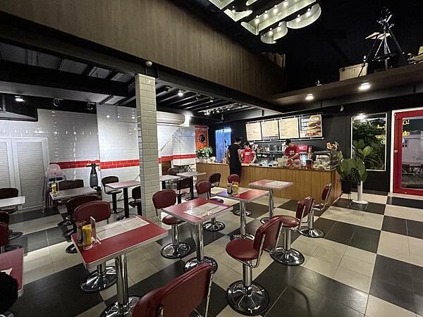 台南美式復古漢堡「ABC Burger」辣肉醬牛肉堡與地瓜薯條超誘人。