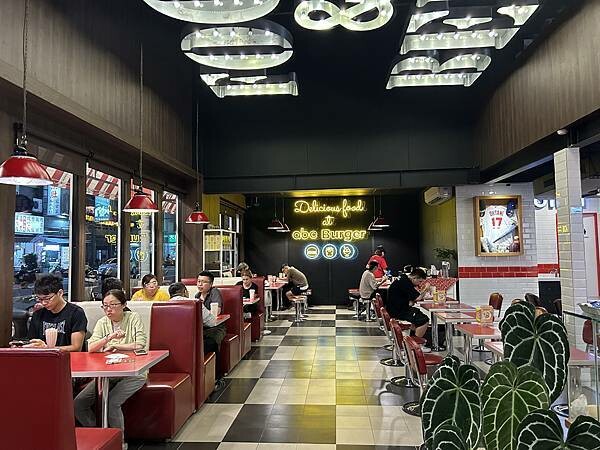 台南美式復古漢堡「ABC Burger」辣肉醬牛肉堡與地瓜薯條超誘人。