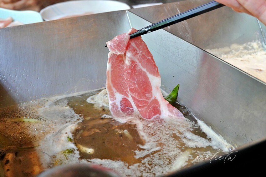 【台中】文心森林公園站｜昭日堂 鍋煮，帕瑪森起司豚燒豆乳鍋，日本A5和牛羽下，台中必吃火鍋推薦