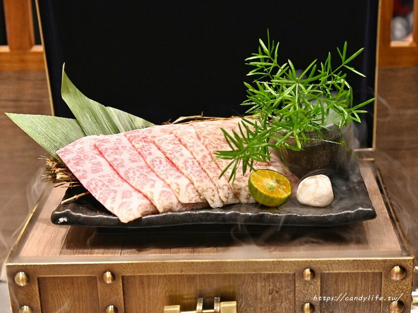 札卡燒肉│全台第一間輸送帶燒肉店就在台中，營業至凌晨兩點，主打個人燒肉套餐，最低只要620元起～