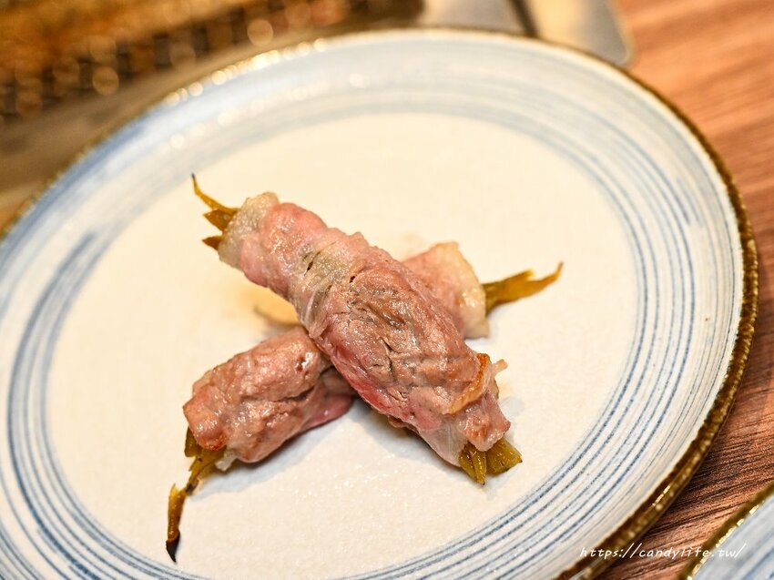 札卡燒肉│全台第一間輸送帶燒肉店就在台中，營業至凌晨兩點，主打個人燒肉套餐，最低只要620元起～