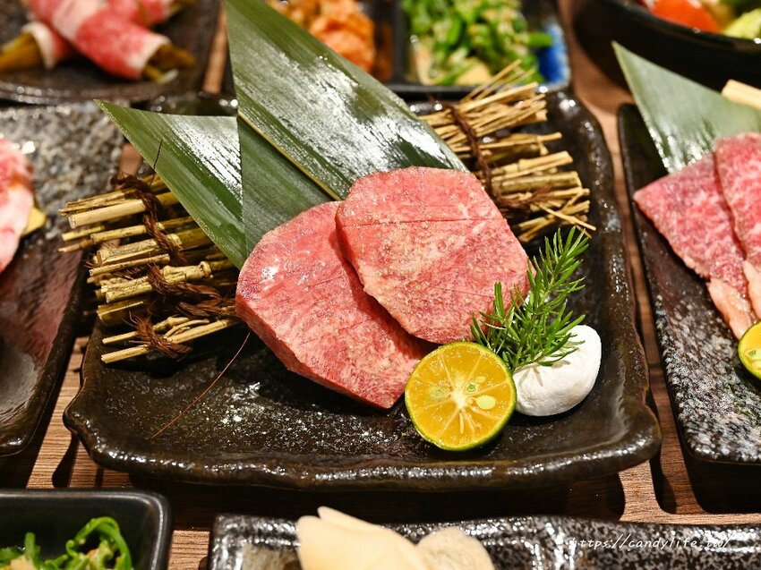 札卡燒肉│全台第一間輸送帶燒肉店就在台中，營業至凌晨兩點，主打個人燒肉套餐，最低只要620元起～