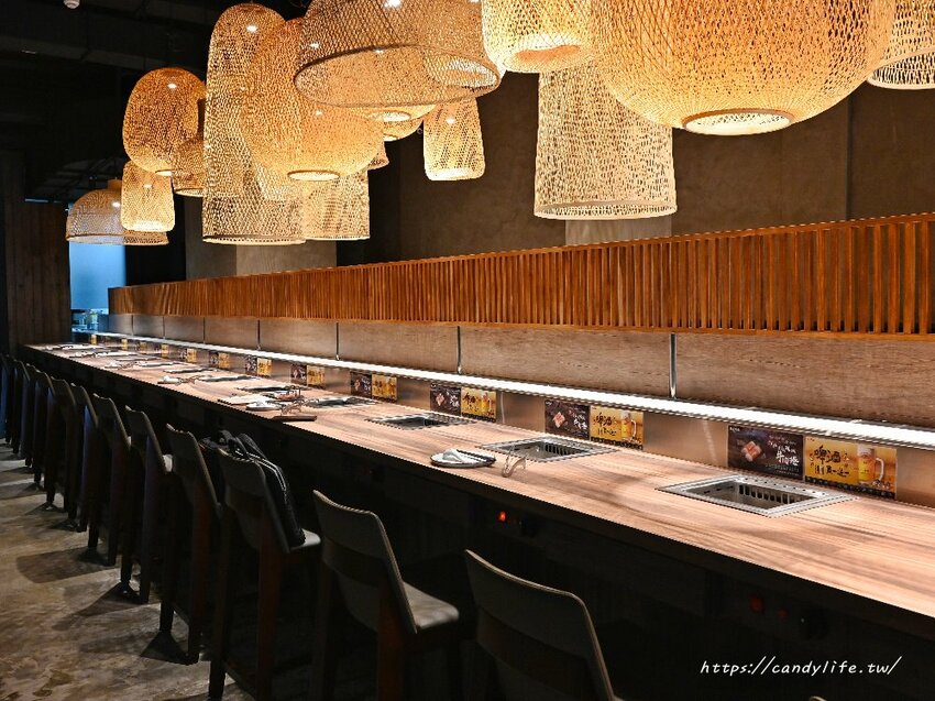 札卡燒肉│全台第一間輸送帶燒肉店就在台中，營業至凌晨兩點，主打個人燒肉套餐，最低只要620元起～