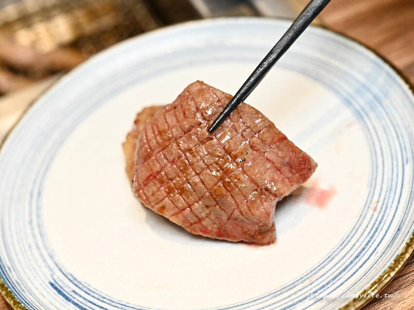 札卡燒肉│全台第一間輸送帶燒肉店就在台中，營業至凌晨兩點，主打個人燒肉套餐，最低只要620元起～