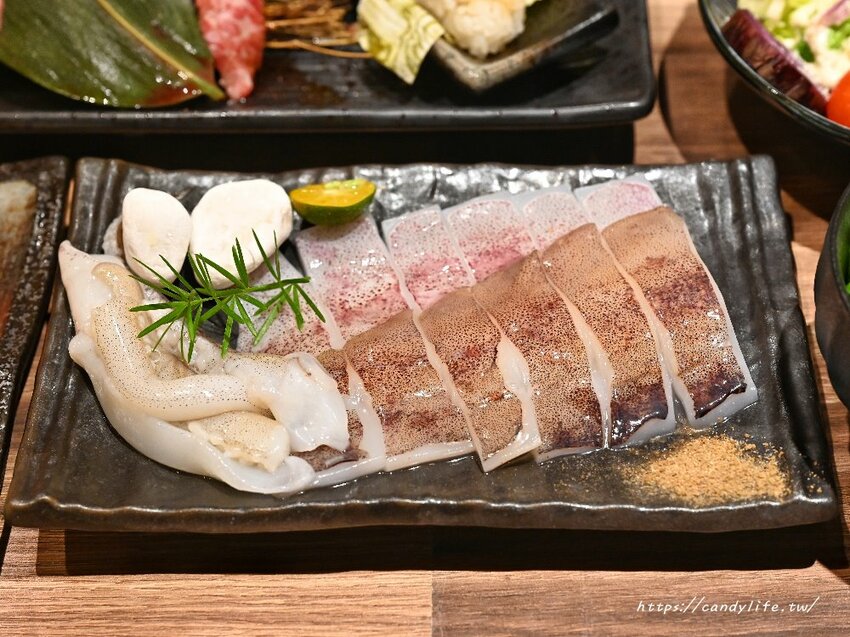 札卡燒肉│全台第一間輸送帶燒肉店就在台中，營業至凌晨兩點，主打個人燒肉套餐，最低只要620元起～