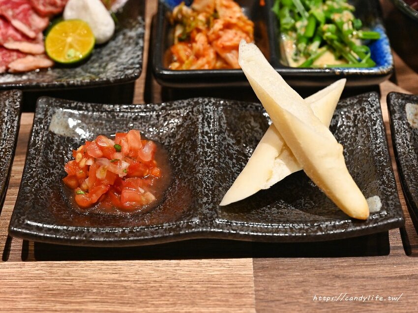 札卡燒肉│全台第一間輸送帶燒肉店就在台中，營業至凌晨兩點，主打個人燒肉套餐，最低只要620元起～