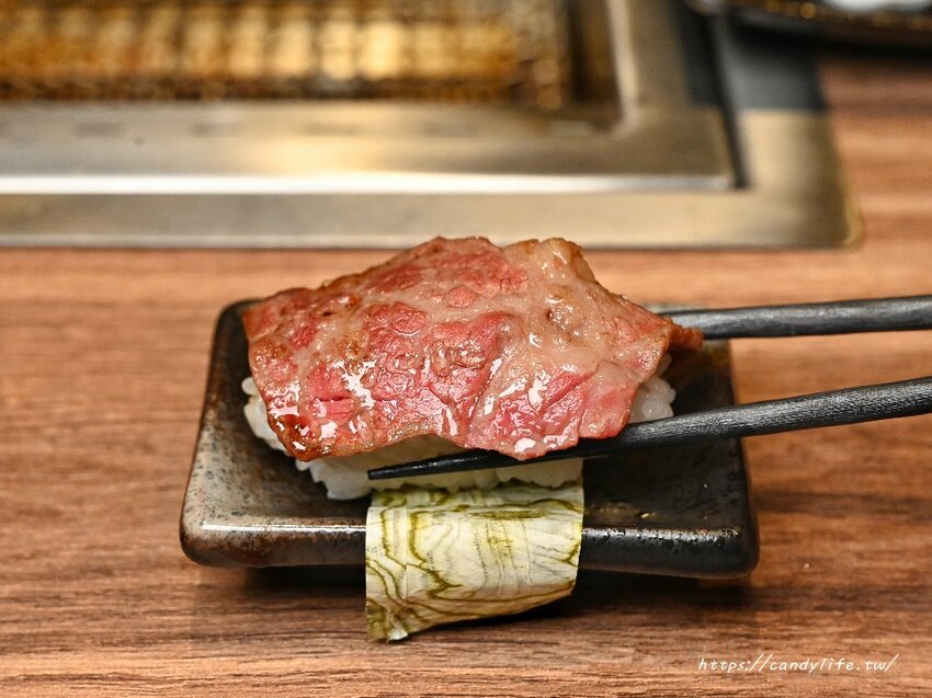 札卡燒肉│全台第一間輸送帶燒肉店就在台中，營業至凌晨兩點，主打個人燒肉套餐，最低只要620元起～