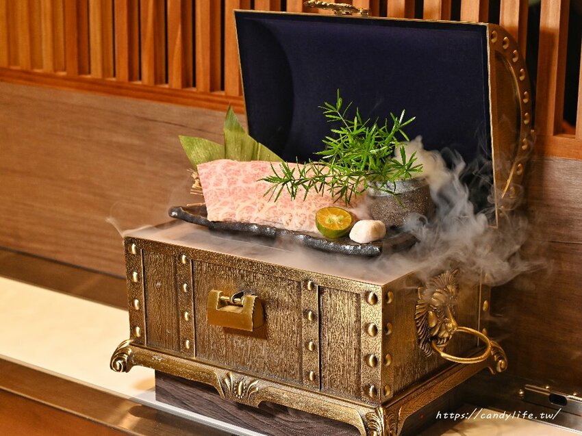 札卡燒肉│全台第一間輸送帶燒肉店就在台中，營業至凌晨兩點，主打個人燒肉套餐，最低只要620元起～