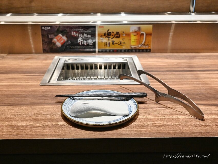 札卡燒肉│全台第一間輸送帶燒肉店就在台中，營業至凌晨兩點，主打個人燒肉套餐，最低只要620元起～