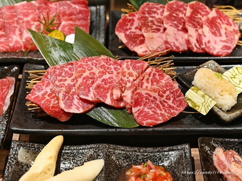 札卡燒肉│全台第一間輸送帶燒肉店就在台中，營業至凌晨兩點，主打個人燒肉套餐，最低只要620元起～