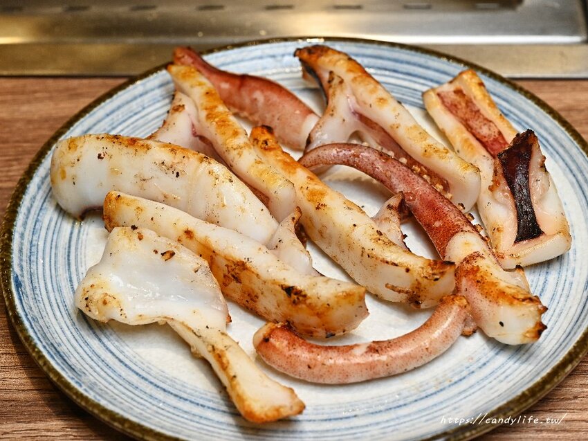 札卡燒肉│全台第一間輸送帶燒肉店就在台中，營業至凌晨兩點，主打個人燒肉套餐，最低只要620元起～