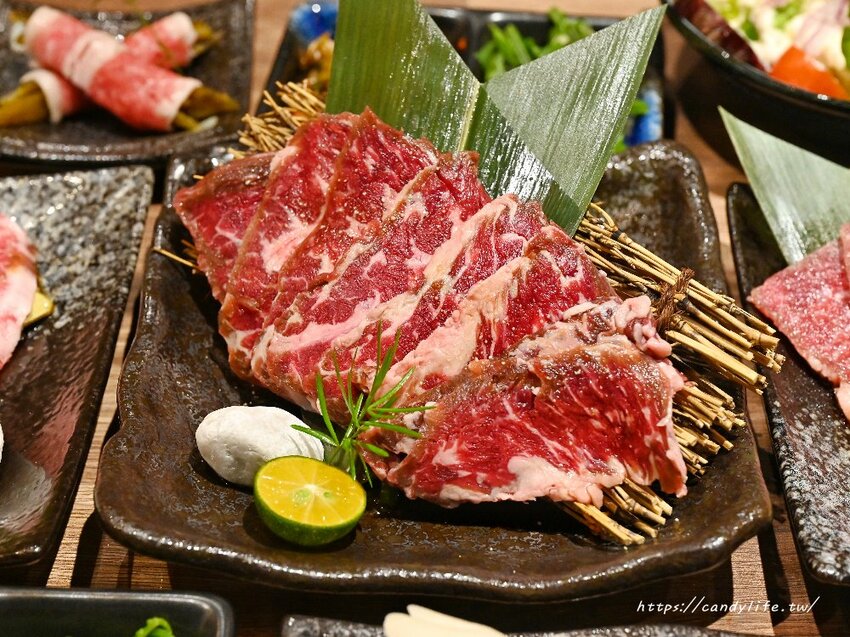 札卡燒肉│全台第一間輸送帶燒肉店就在台中，營業至凌晨兩點，主打個人燒肉套餐，最低只要620元起～