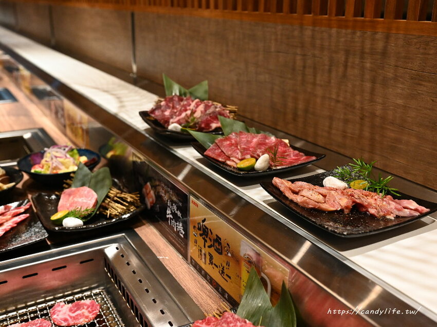 札卡燒肉│全台第一間輸送帶燒肉店就在台中，營業至凌晨兩點，主打個人燒肉套餐，最低只要620元起～