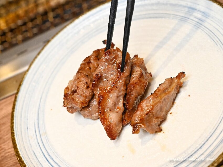 札卡燒肉│全台第一間輸送帶燒肉店就在台中，營業至凌晨兩點，主打個人燒肉套餐，最低只要620元起～