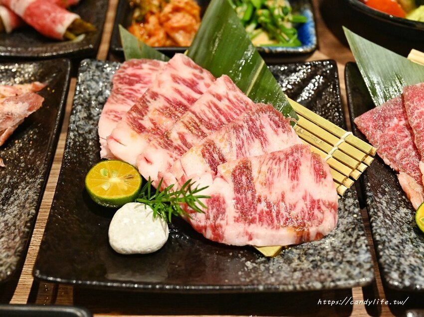 札卡燒肉│全台第一間輸送帶燒肉店就在台中，營業至凌晨兩點，主打個人燒肉套餐，最低只要620元起～