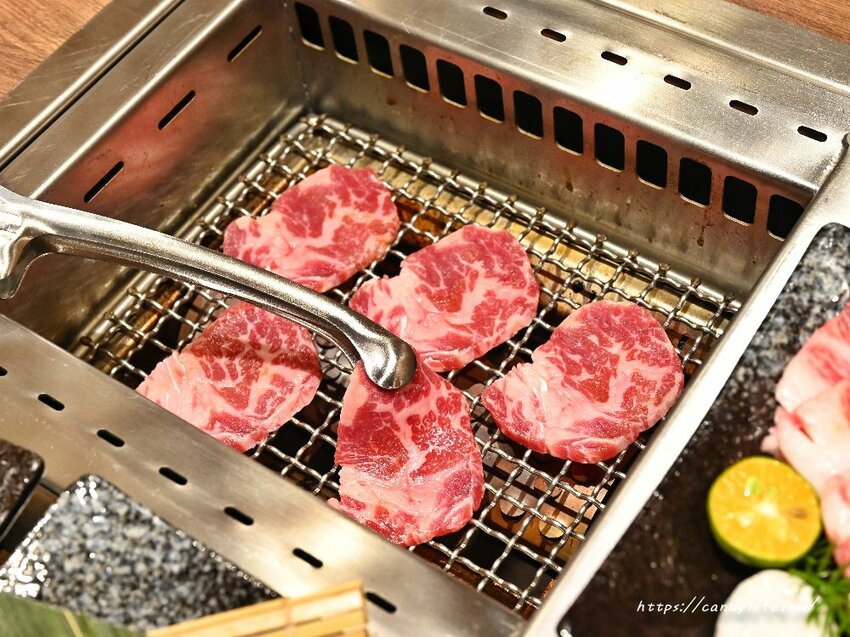 札卡燒肉│全台第一間輸送帶燒肉店就在台中，營業至凌晨兩點，主打個人燒肉套餐，最低只要620元起～