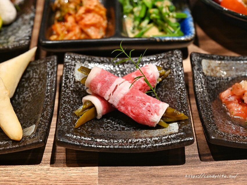 札卡燒肉│全台第一間輸送帶燒肉店就在台中，營業至凌晨兩點，主打個人燒肉套餐，最低只要620元起～