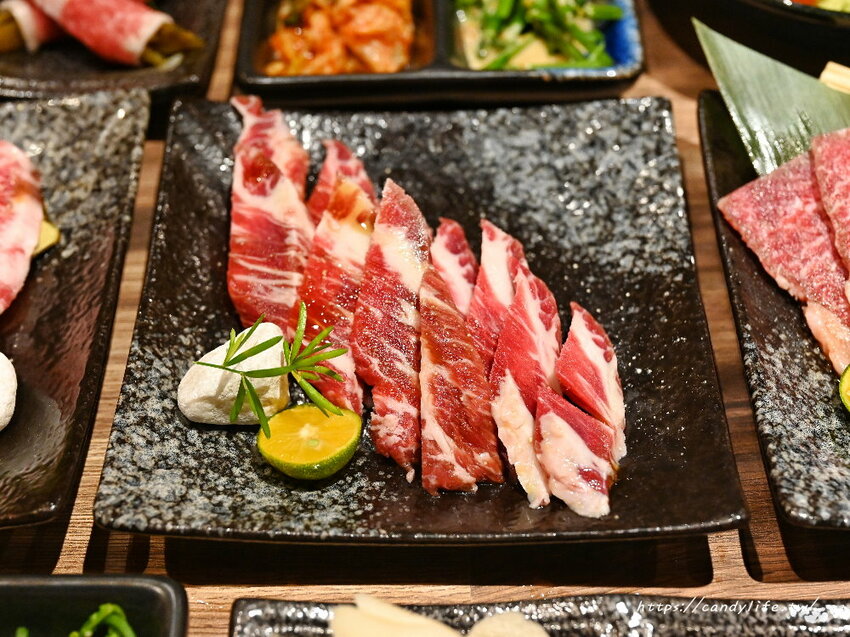 札卡燒肉│全台第一間輸送帶燒肉店就在台中，營業至凌晨兩點，主打個人燒肉套餐，最低只要620元起～