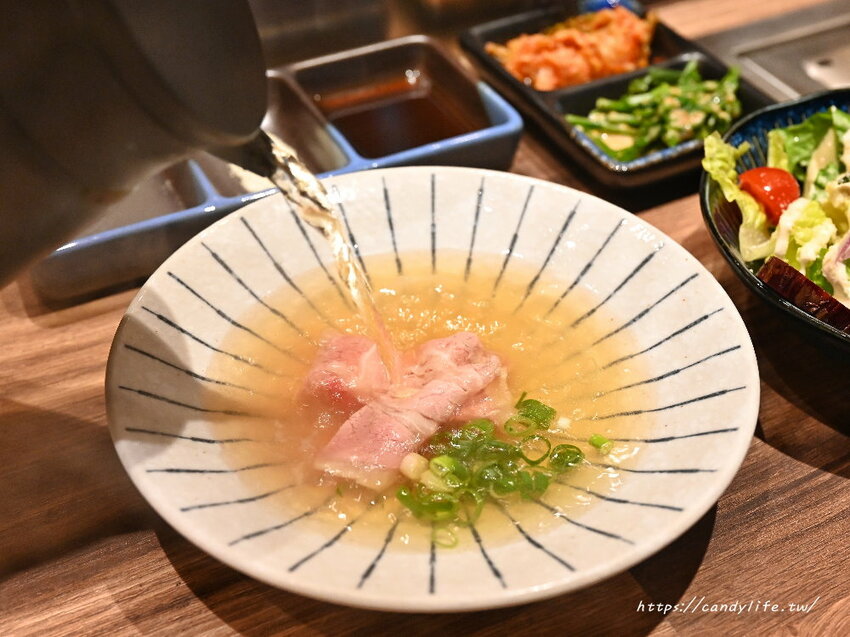 札卡燒肉│全台第一間輸送帶燒肉店就在台中，營業至凌晨兩點，主打個人燒肉套餐，最低只要620元起～