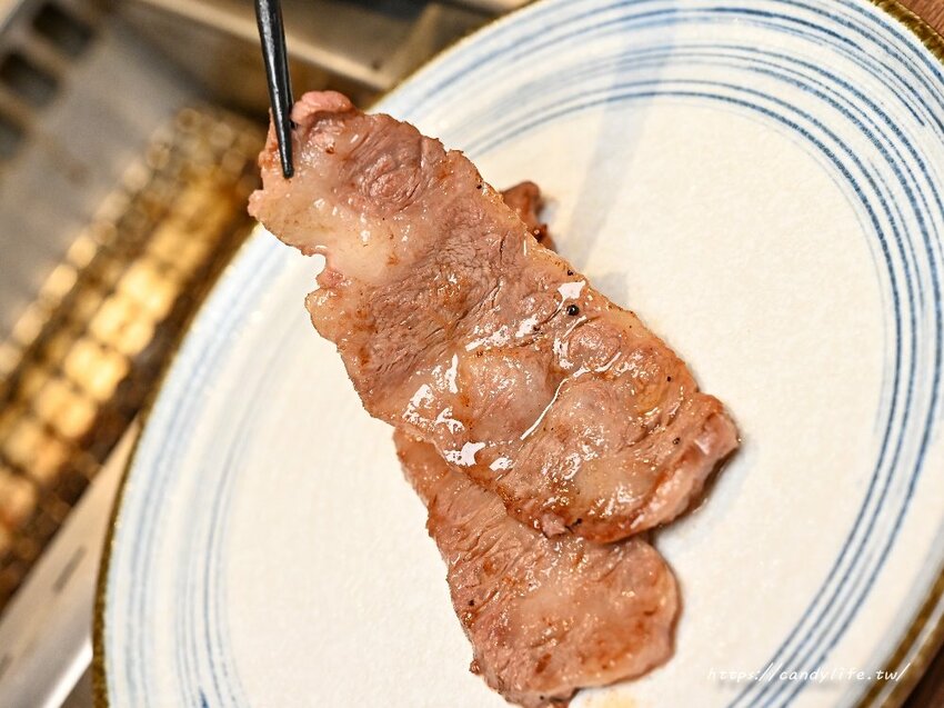 札卡燒肉│全台第一間輸送帶燒肉店就在台中，營業至凌晨兩點，主打個人燒肉套餐，最低只要620元起～