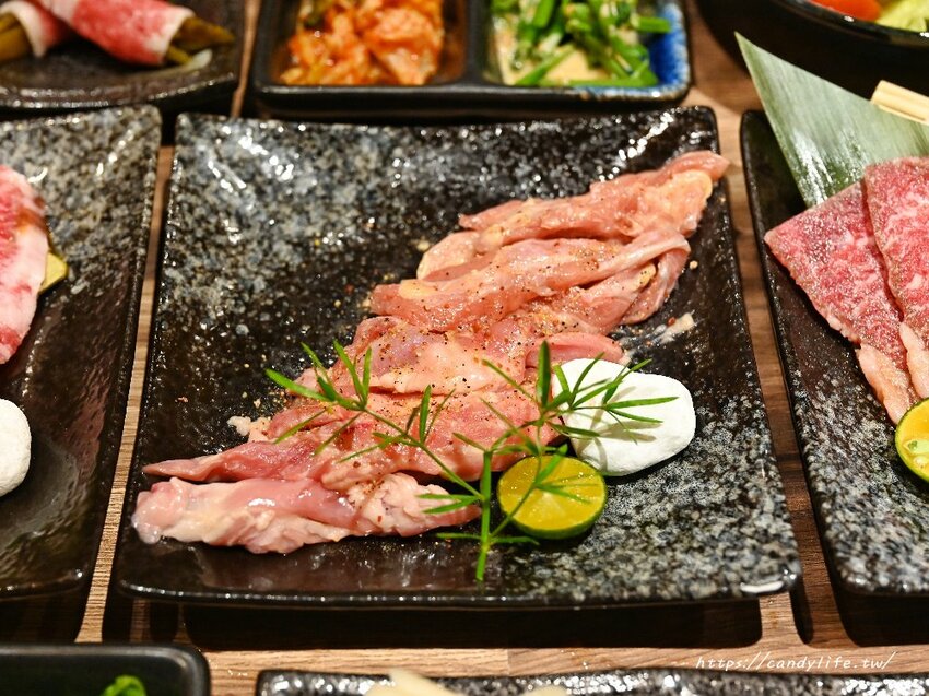 札卡燒肉│全台第一間輸送帶燒肉店就在台中，營業至凌晨兩點，主打個人燒肉套餐，最低只要620元起～