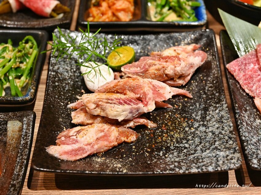 札卡燒肉│全台第一間輸送帶燒肉店就在台中，營業至凌晨兩點，主打個人燒肉套餐，最低只要620元起～