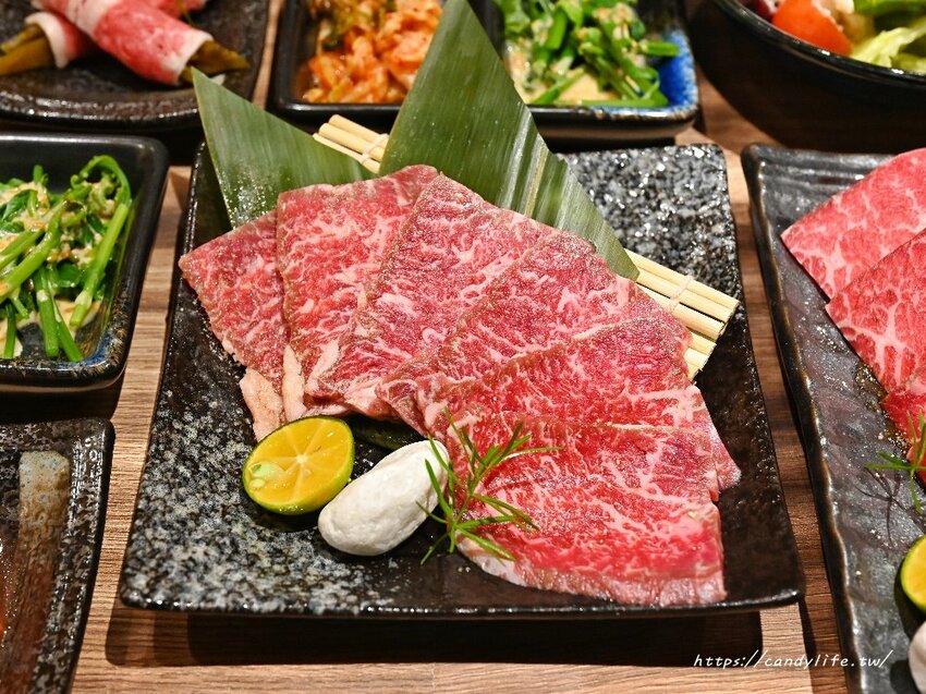 札卡燒肉│全台第一間輸送帶燒肉店就在台中，營業至凌晨兩點，主打個人燒肉套餐，最低只要620元起～