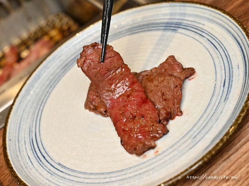 札卡燒肉│全台第一間輸送帶燒肉店就在台中，營業至凌晨兩點，主打個人燒肉套餐，最低只要620元起～