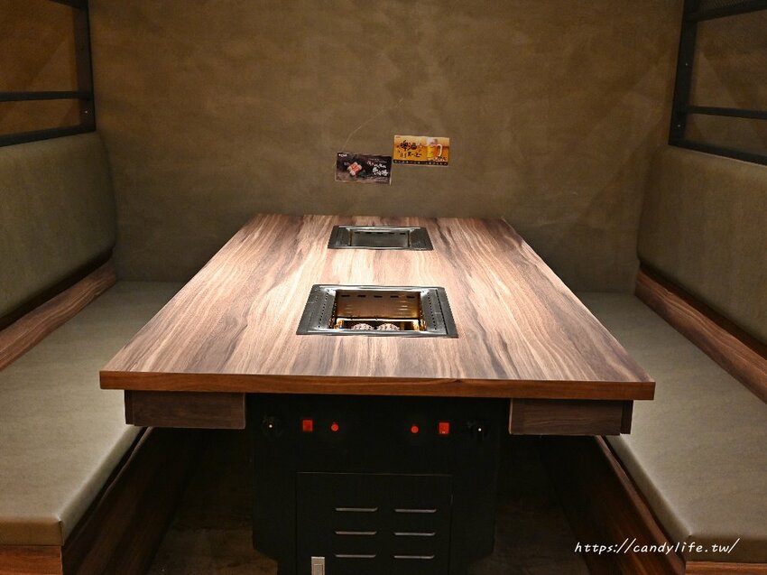 札卡燒肉│全台第一間輸送帶燒肉店就在台中，營業至凌晨兩點，主打個人燒肉套餐，最低只要620元起～